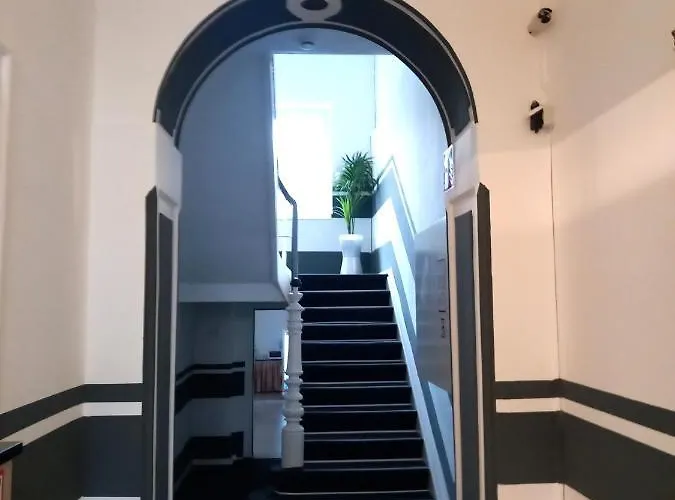 Karolinger - Self Check-in 2*