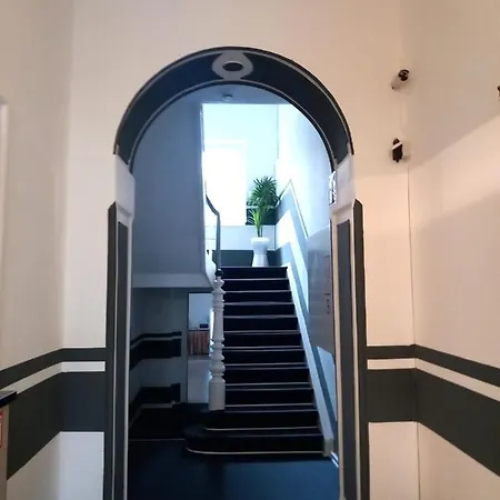 Karolinger - Self Check-in 2*